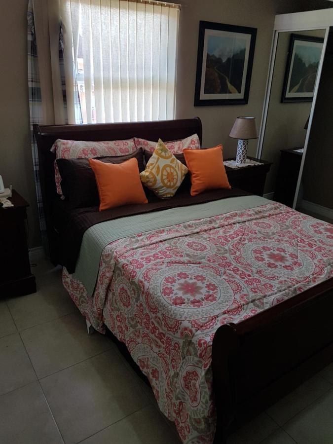 New Kingston Luxurious Secure Condo 외부 사진