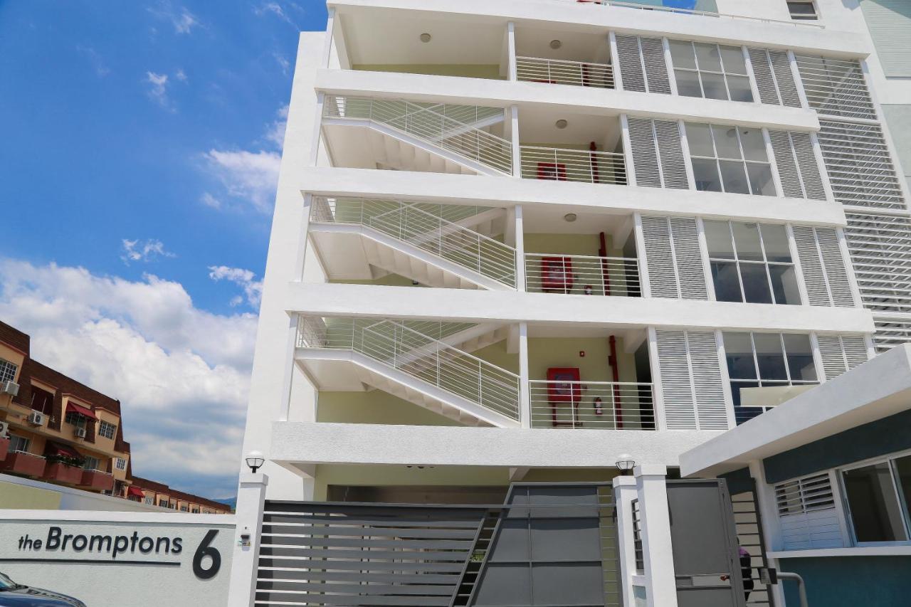 New Kingston Luxurious Secure Condo 외부 사진