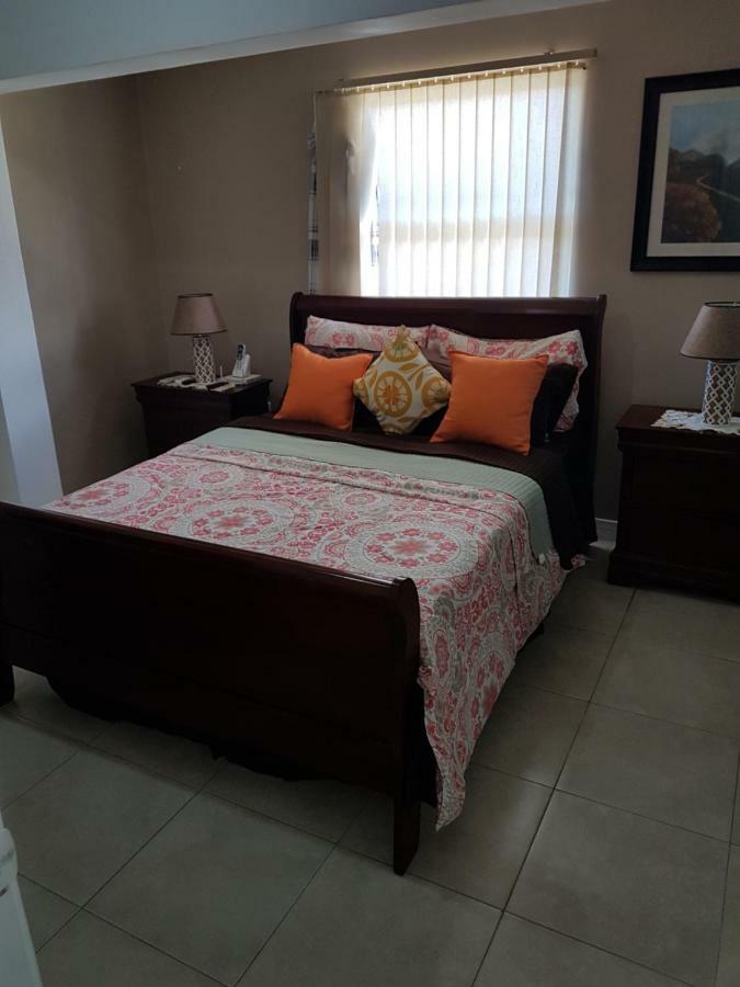 New Kingston Luxurious Secure Condo 외부 사진